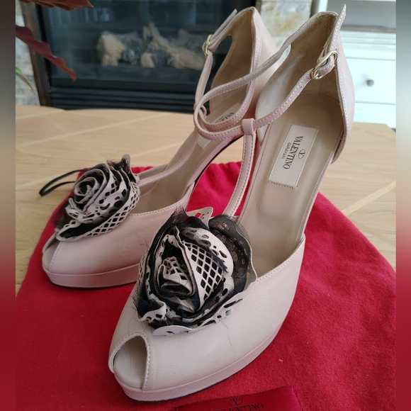 Authentic Valentino Garavani Leather High Heels - Picture 2 of 8